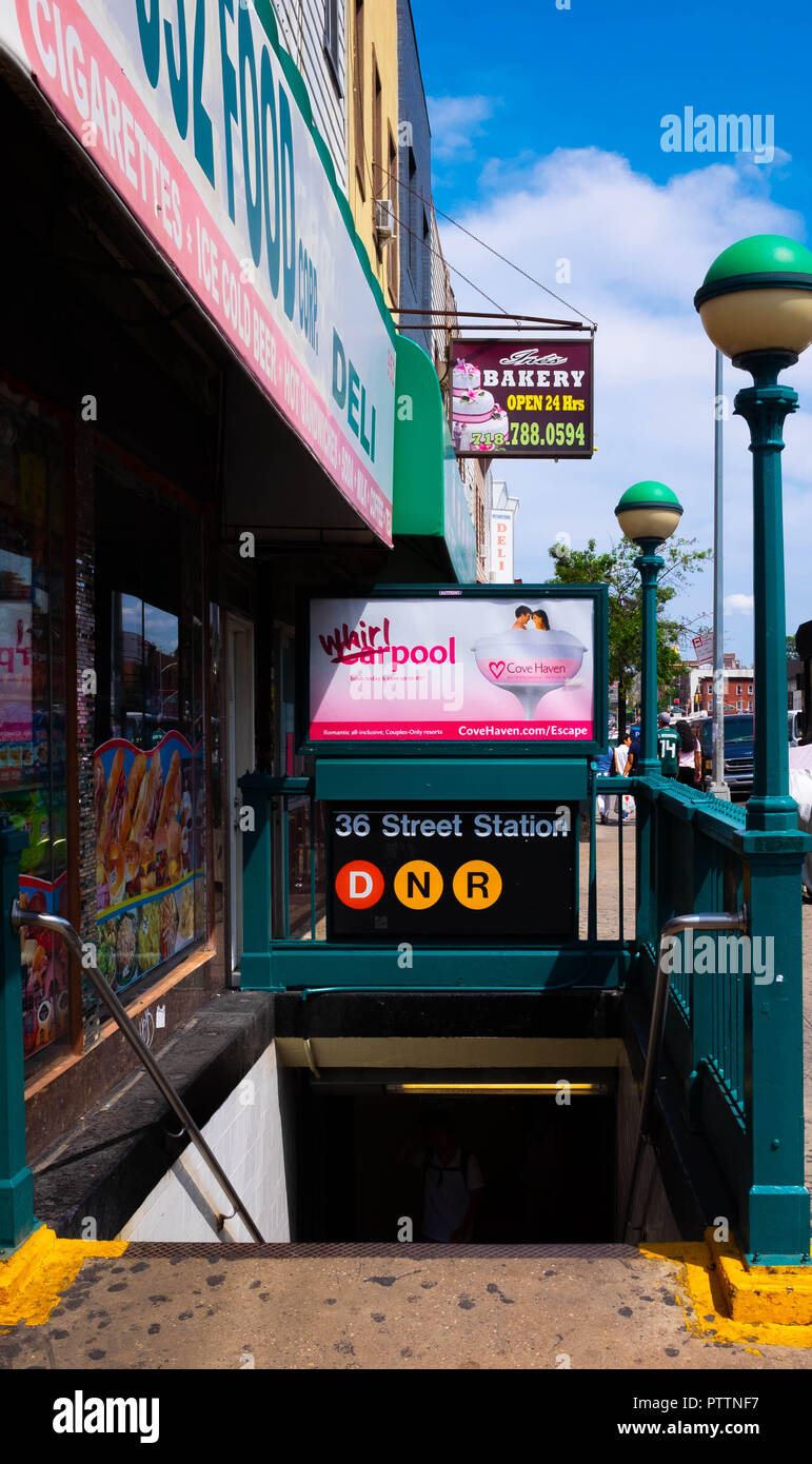 Die Einfahrt auf Straßenebene zum Bahnsteig der 36th Street Station in Brooklyn, New York, Teil des Schnellverkehrssystems der Stadt Stockfoto