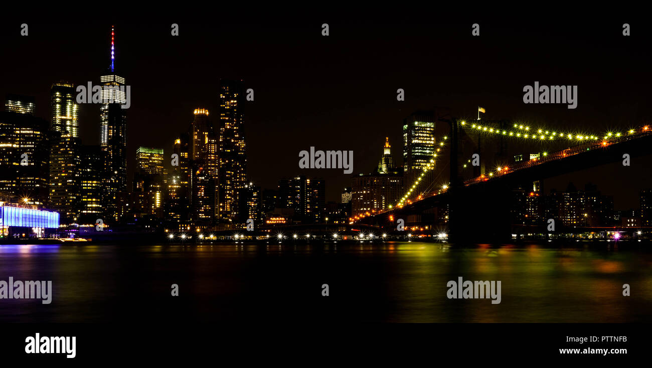 Lower Manhattan und Brooklyn Bridge bei Nacht, von der Brooklyn Heights getroffen, die den Freedom Tower Stockfoto