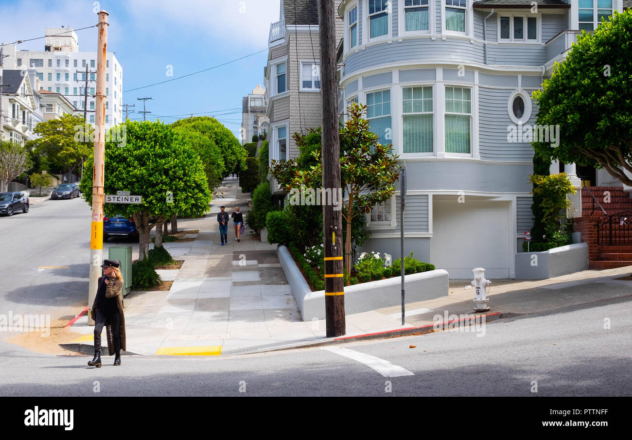 Eine wunderschöne, modische Frau schlendert die Straße entlang im Pazifik Höhen in San Francisco vor dem Haus, wo Frau Doubtfire Wurde gefilmt Stockfoto