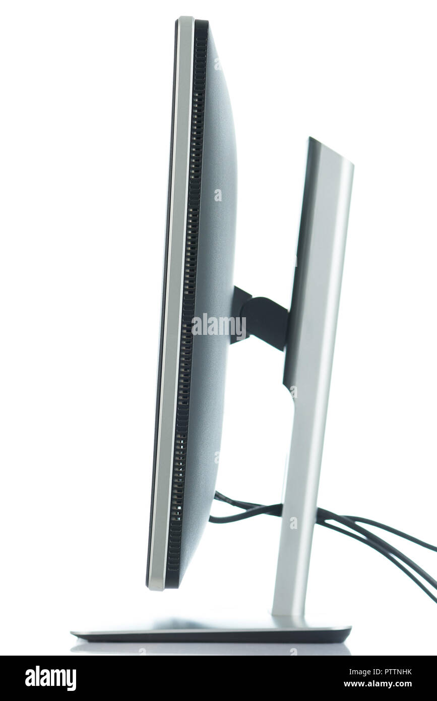 Seitenansicht des PC-Monitors auf weißem Hintergrund Stockfoto