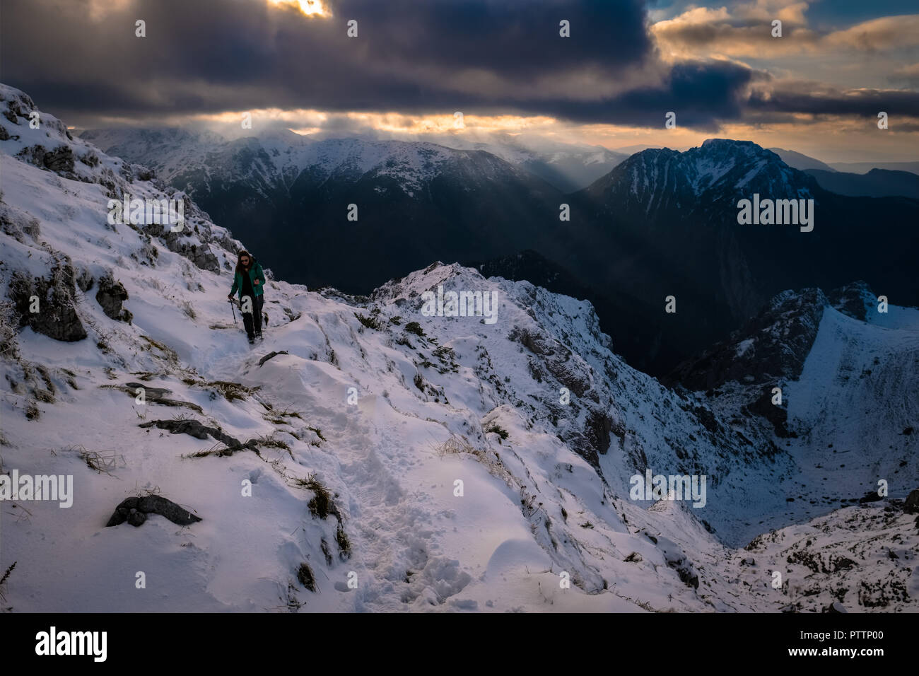 Einsamer Bergsteiger in den Bergen der Hohen Tatra durch den Sonnenuntergang Stockfoto