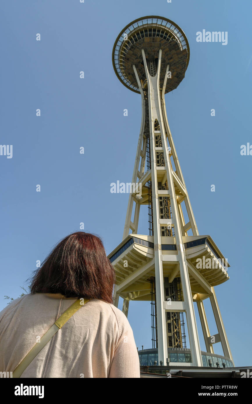 SEATTLE, Washington State, USA - JUNI 2018: Weibliche Besucher suchen auf der Space Needle in Seattle vor blauem Himmel. Stockfoto