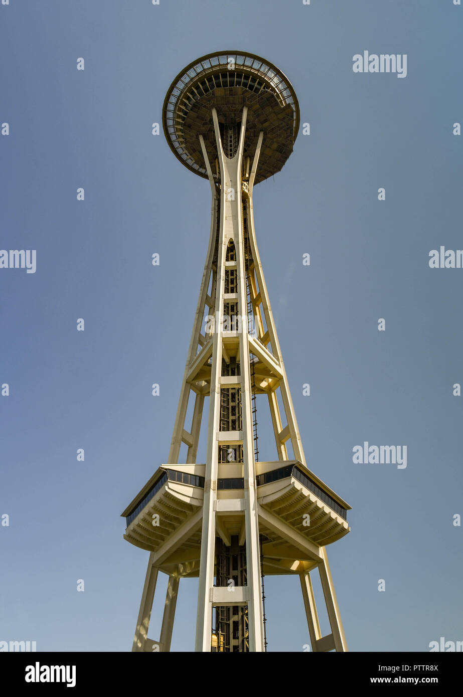 SEATTLE, Washington State, USA - JUNI 2018: mit Blick auf die Space Needle in Seattle vor blauem Himmel. Stockfoto