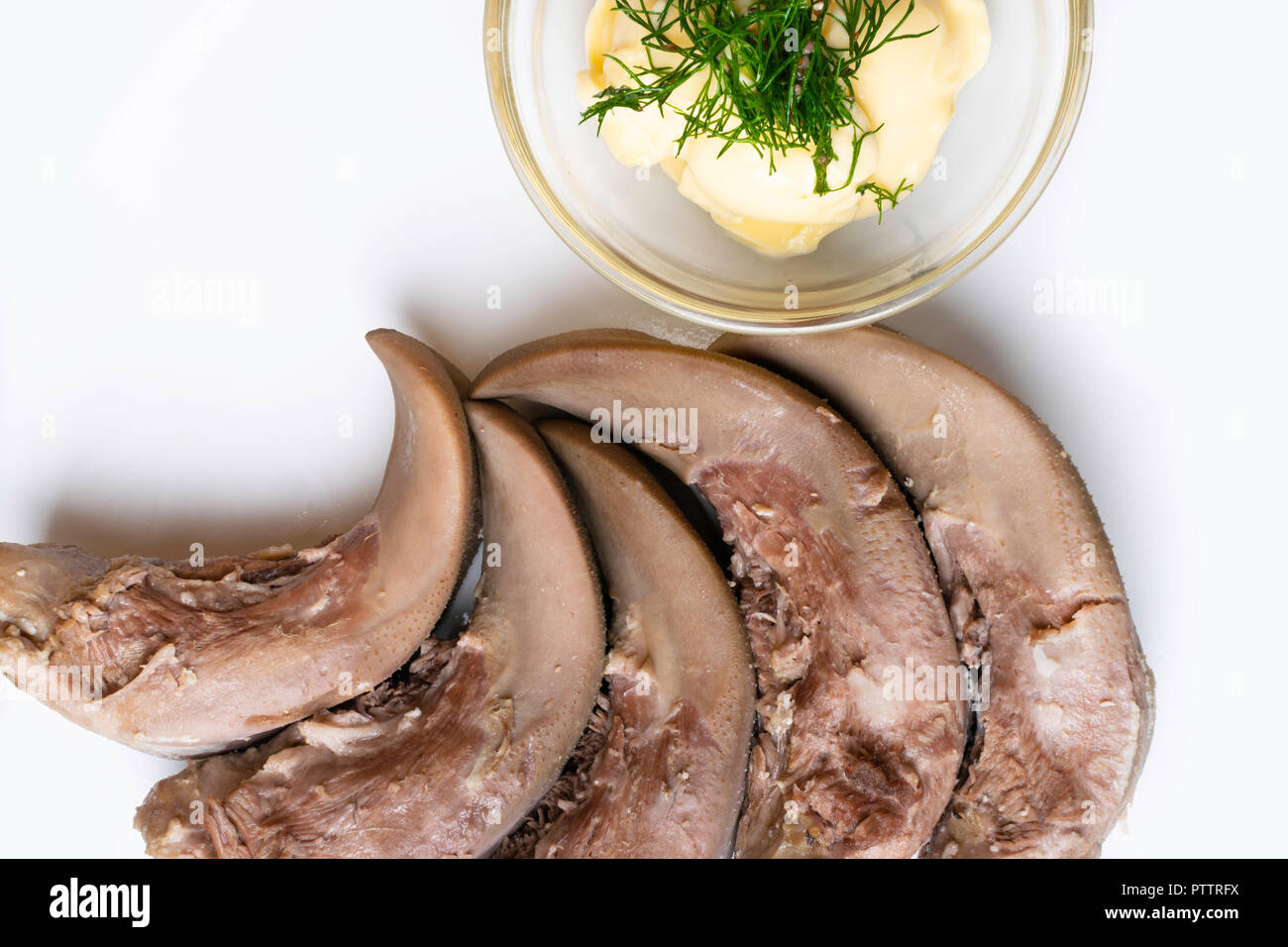Gekochte Schweinefleisch und Rindfleisch, Zunge und Glasgefäß mit Mayonnaise, Dill in weißer Hintergrund Stockfoto