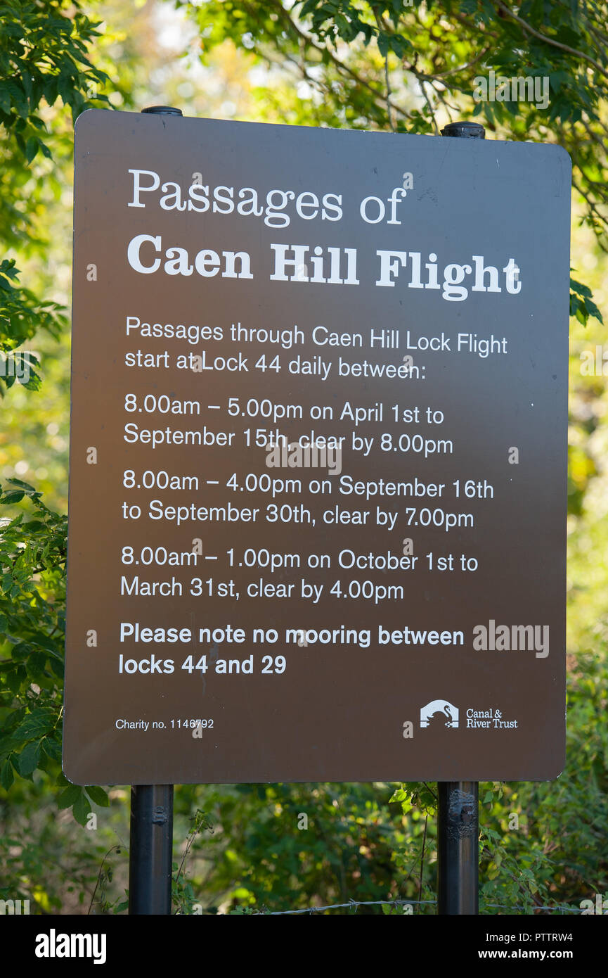 Aushang Beratung Öffnungszeiten für Passagen auf der Caen Hill Flug auf dem Kennet und Avon, Devizes, Wiltshire, UK. Stockfoto