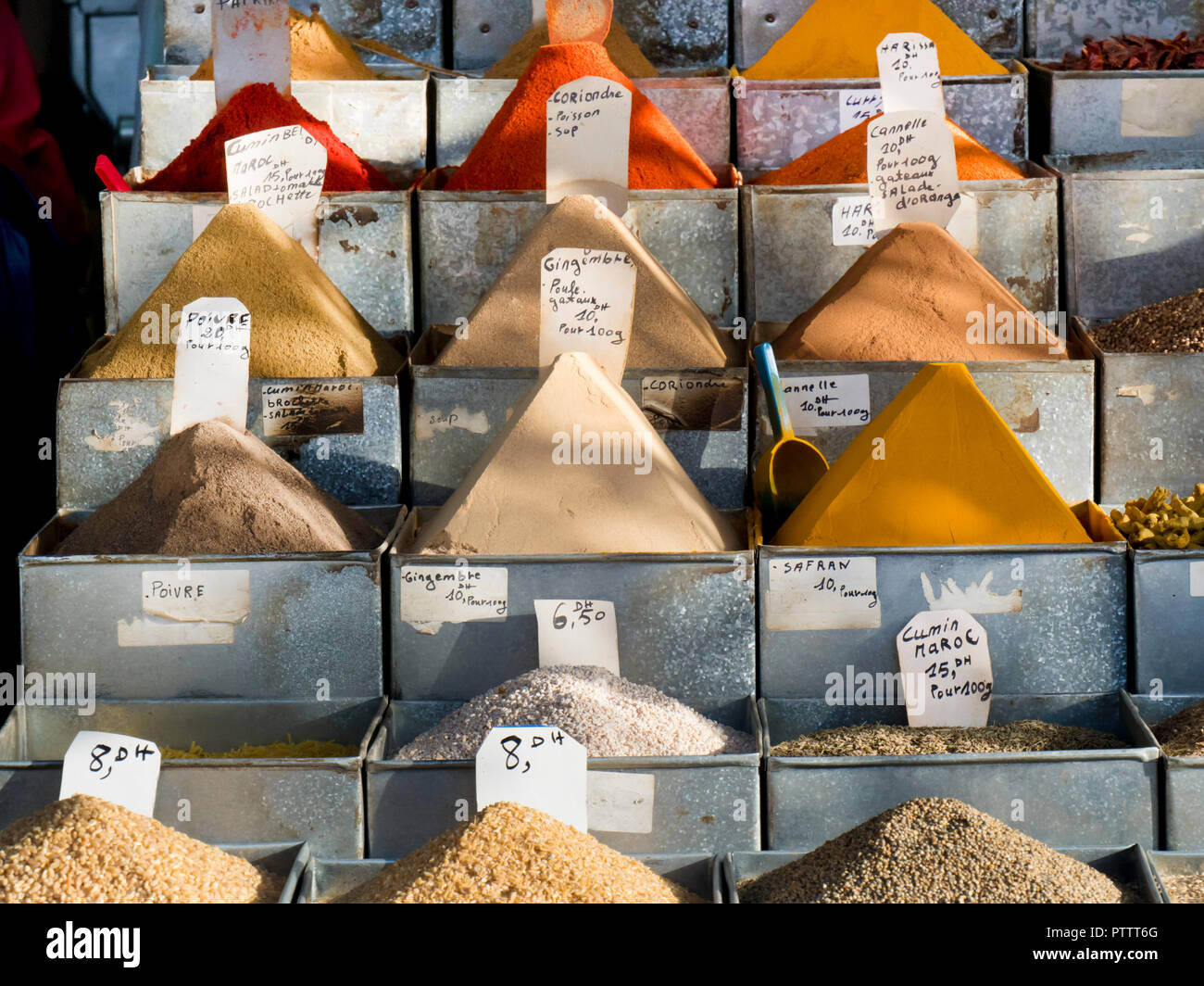 Marokko, Marrakesch, Medina Souk Gewürz Pyramiden Stockfoto