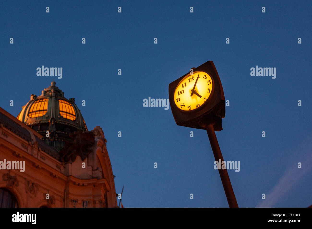 Deco street Clock außerhalb der kommunalen Haus, Gemeindehaus dům,, Prag, Tschechische Republik. Stockfoto