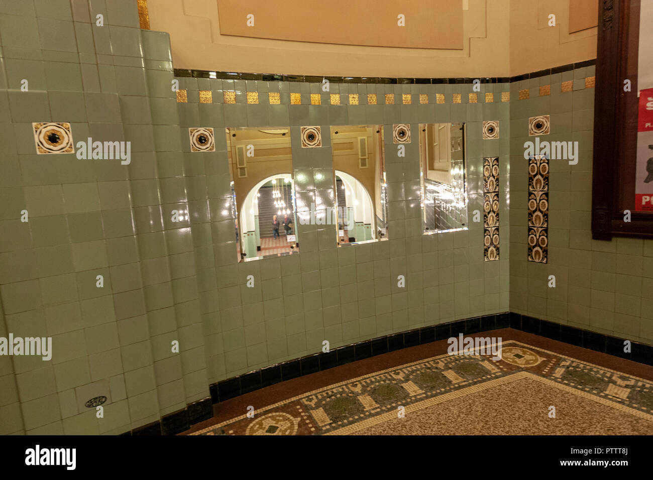 Jugendstil Fliesen im Keller des Städtischen Haus, Gemeindehaus dům, Prag, Tschechische Republik. Stockfoto