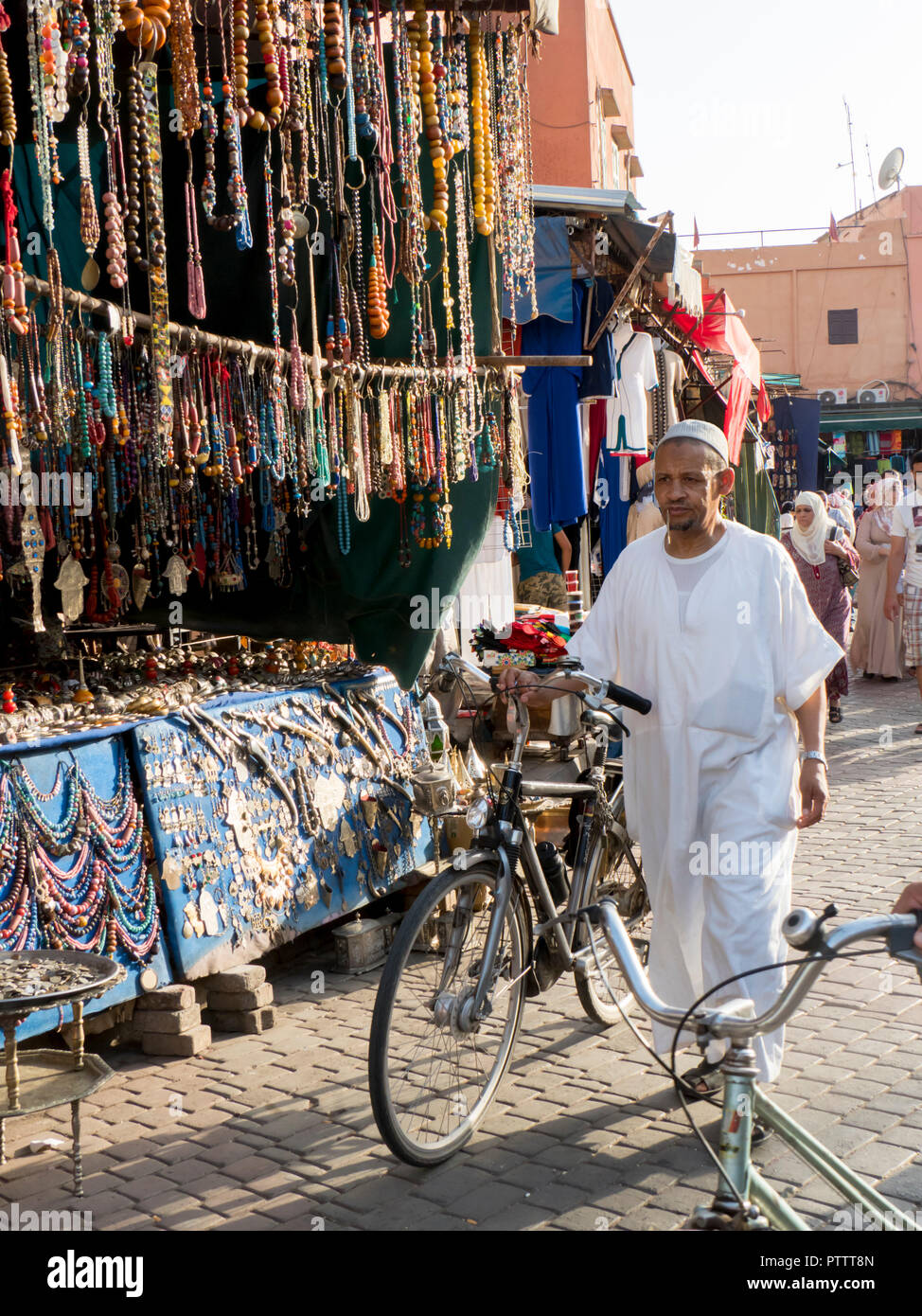 Marokko, Marrakesch, Medina Souk Mann in Weiß Stockfoto