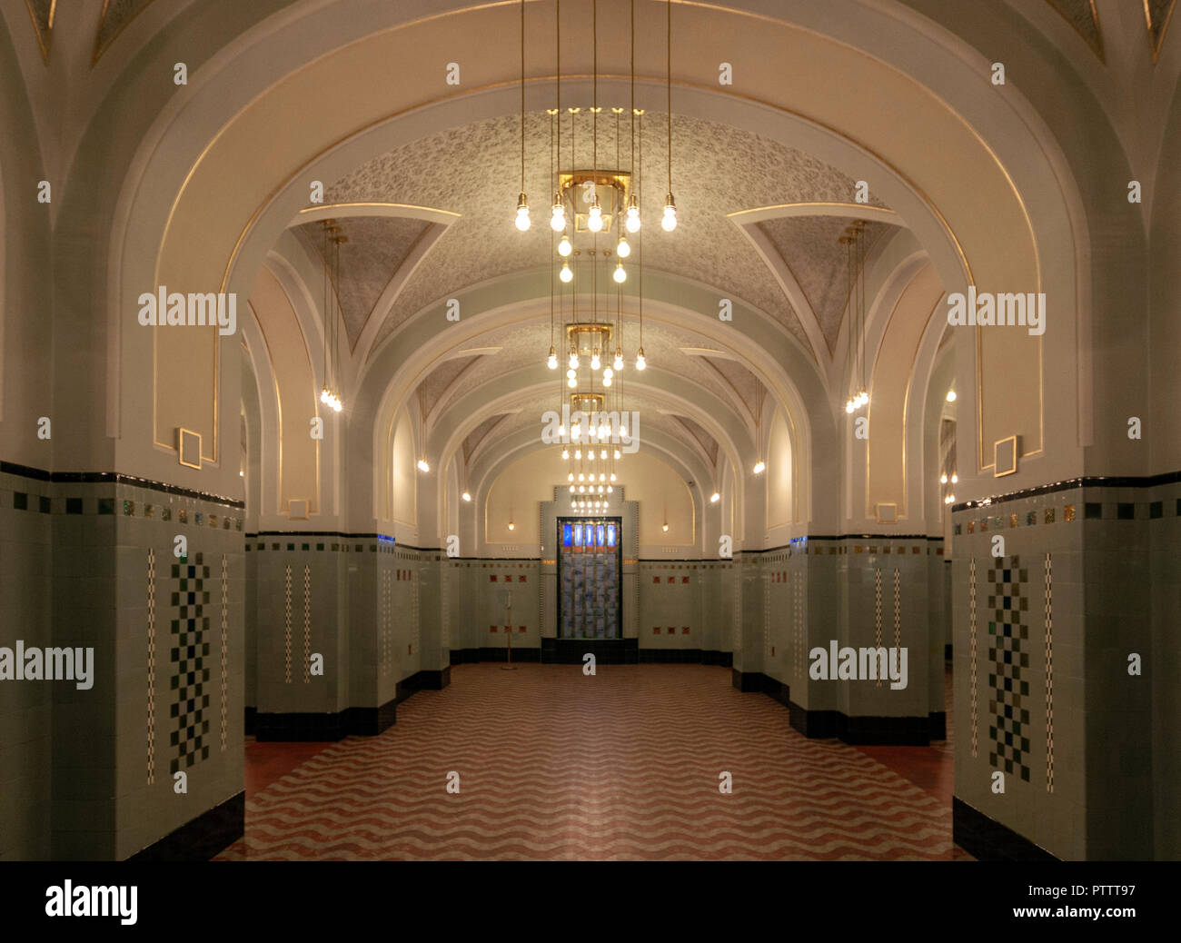 Jugendstil Lampen im Keller des Städtischen Haus, Gemeindehaus dům, Prag, Tschechische Republik. Stockfoto