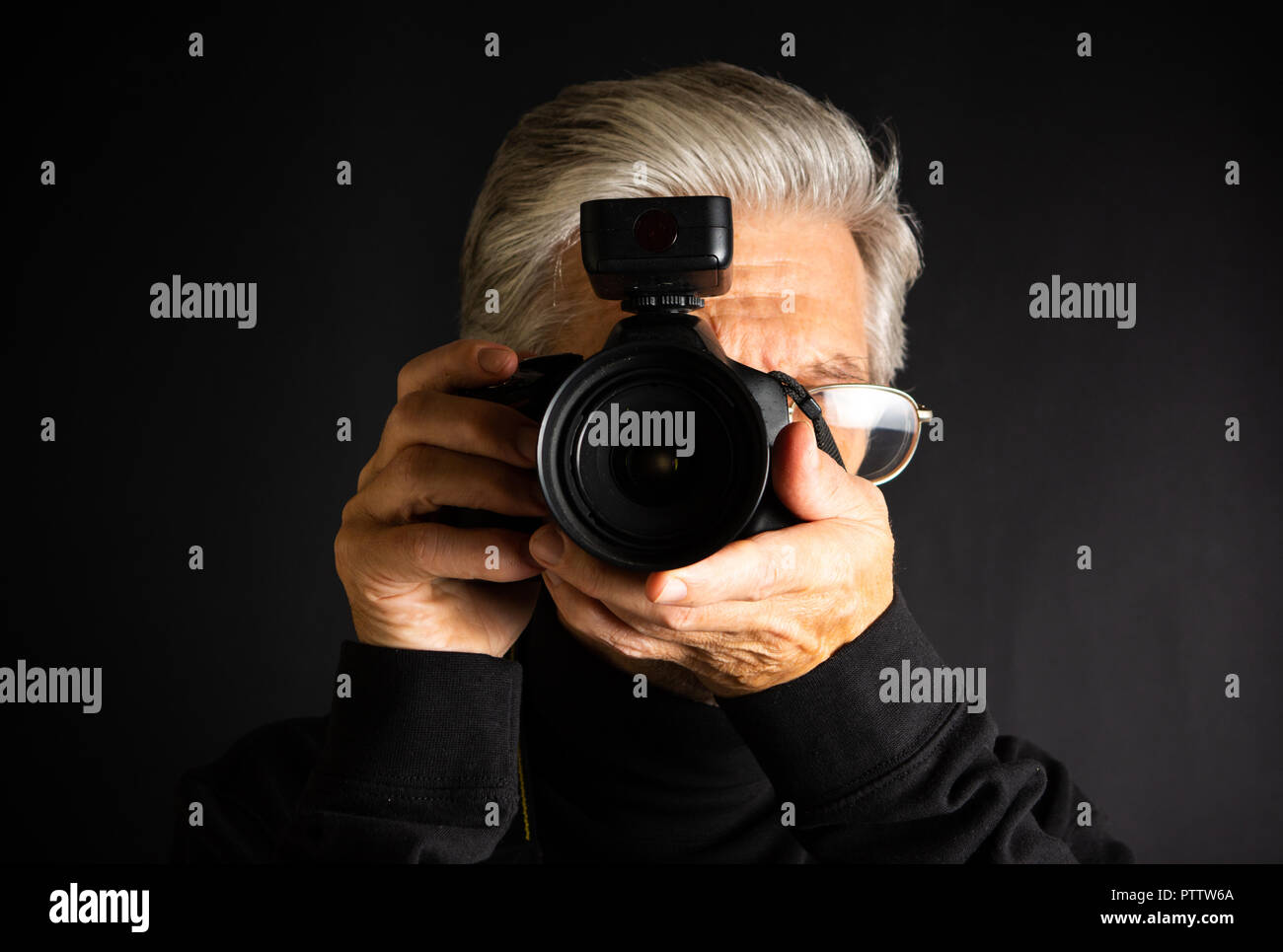 Senior mit einer DSLR-Kamera in Nahaufnahme Stockfoto