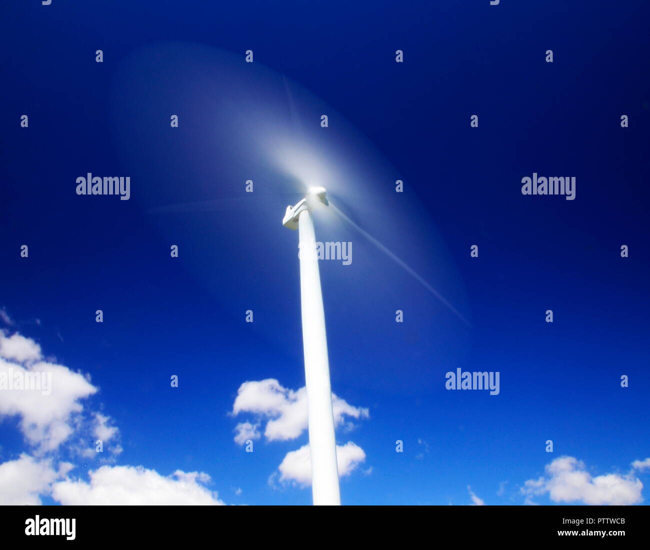 Die Metapher der Zukunft schnell nähert, die Rotorblätter einer Windkraftanlage schneller dreht als die Geschwindigkeit des Lichts Stockfoto