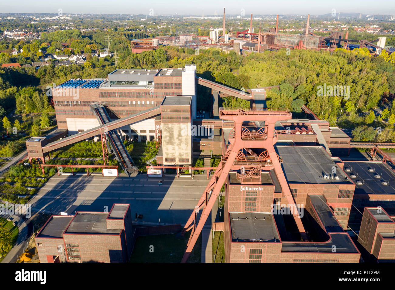 Weltkulturerbe Zeche Zollverein in Essen, Doppelbock Förderturm von Schacht 12, Ruhr Museum im Gebäude der ehemaligen KohlenwŠsche Gebäude, Stockfoto