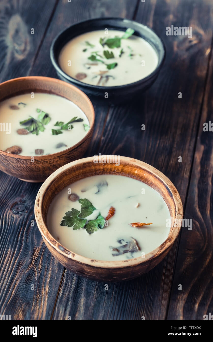 Schalen von Thai Tom Kha Suppe auf dem hölzernen Tisch Stockfoto