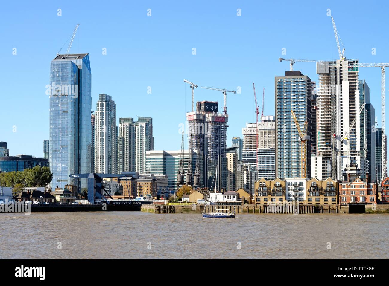Canary Wharf in der Londoner Dockland betrachtet aus über die Themse an der North Greenwich London England Großbritannien Stockfoto