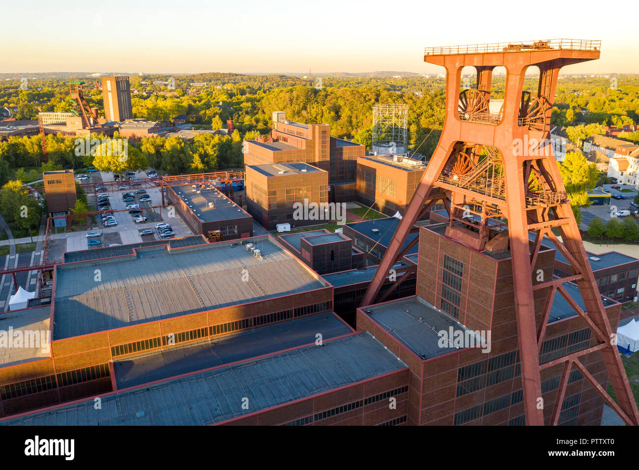 Weltkulturerbe Zeche Zollverein in Essen, Doppelbock Gerüst von Schacht 12, im Hintergrund das Red Dot Design Museum, Stockfoto