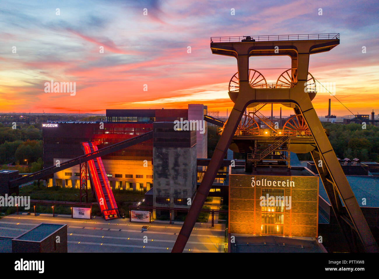 Weltkulturerbe Zeche Zollverein in Essen, Doppelbock Förderturm von Schacht 12, Ruhr Museum im Gebäude der ehemaligen KohlenwŠsche Gebäude, Stockfoto
