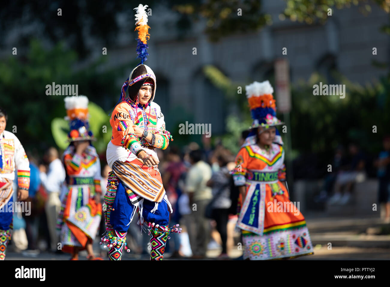 Washington, D.C., USA - 29. September 2018: Die Fiesta DC-Parade, Kinder aus Bolivien, die traditionelle Kleidung tanzen Stockfoto