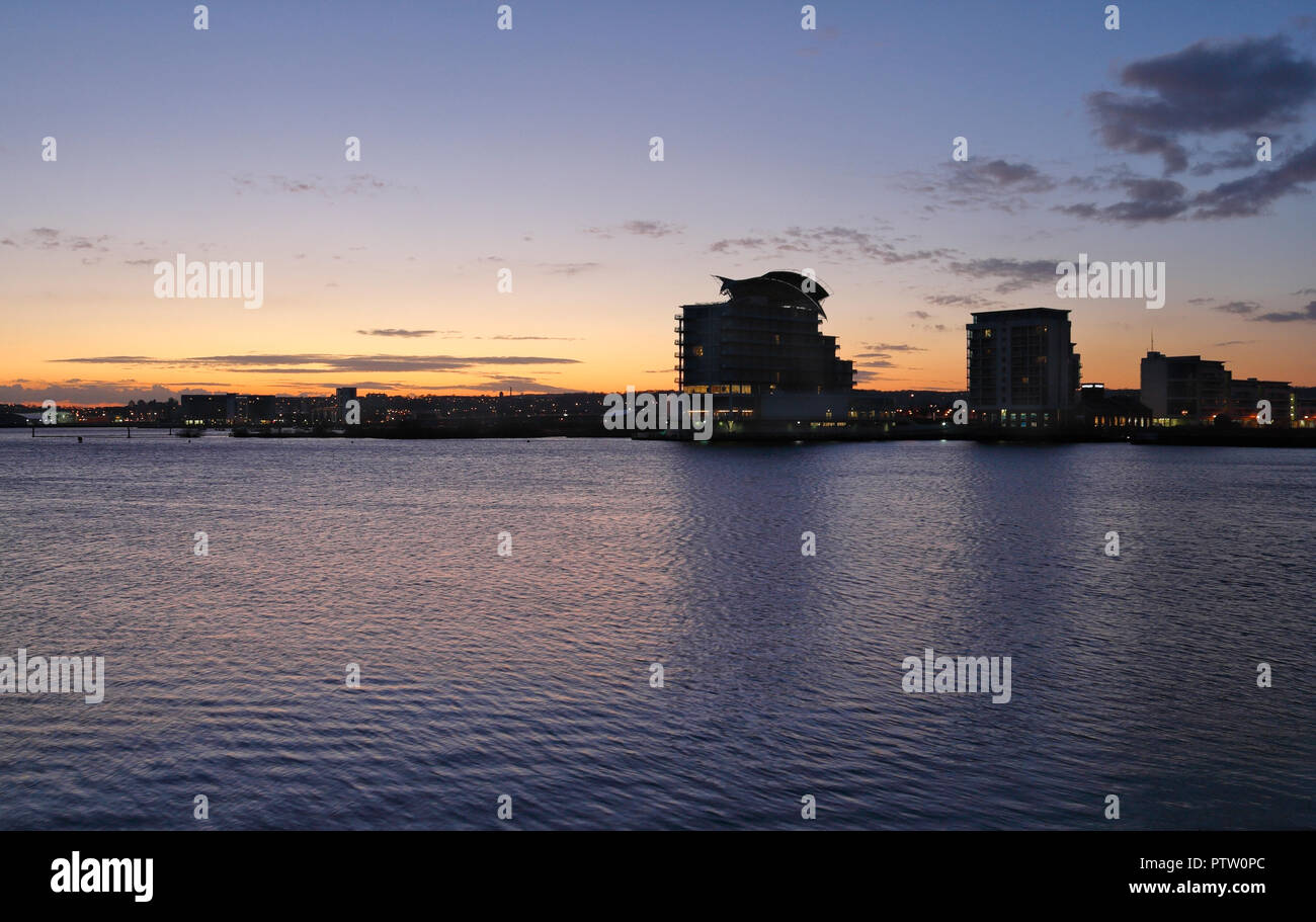 St Davids Hotel in Cardiff Bay Silhouette bei Sonnenuntergang, Wales UK mit Tageslicht Stockfoto