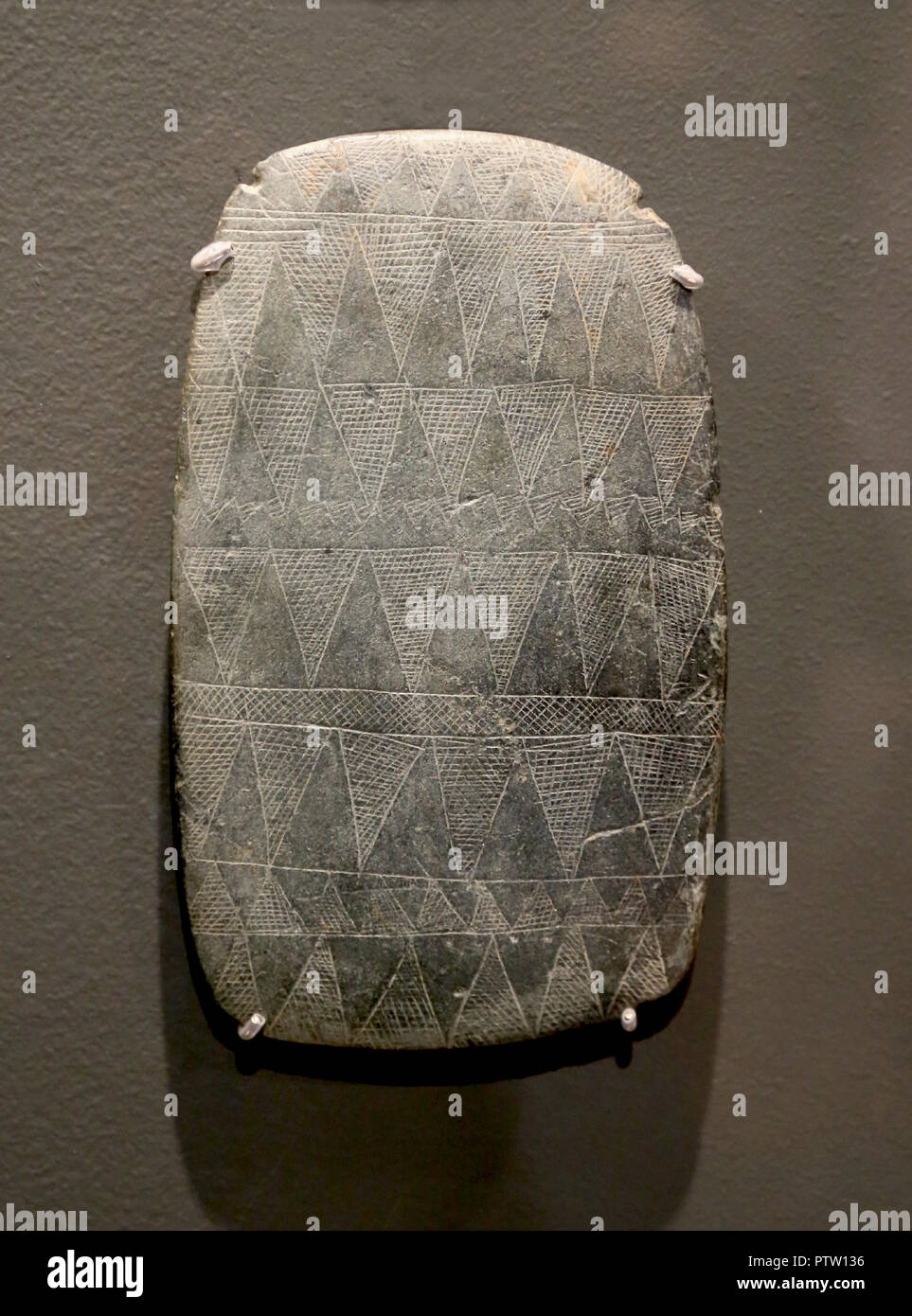 Graviert schiefer Plakette. Kupferzeit, erste Hälfte des 3. Jahrtausends v. Chr.. Unbekannter Herkunft, Portugal. Stockfoto