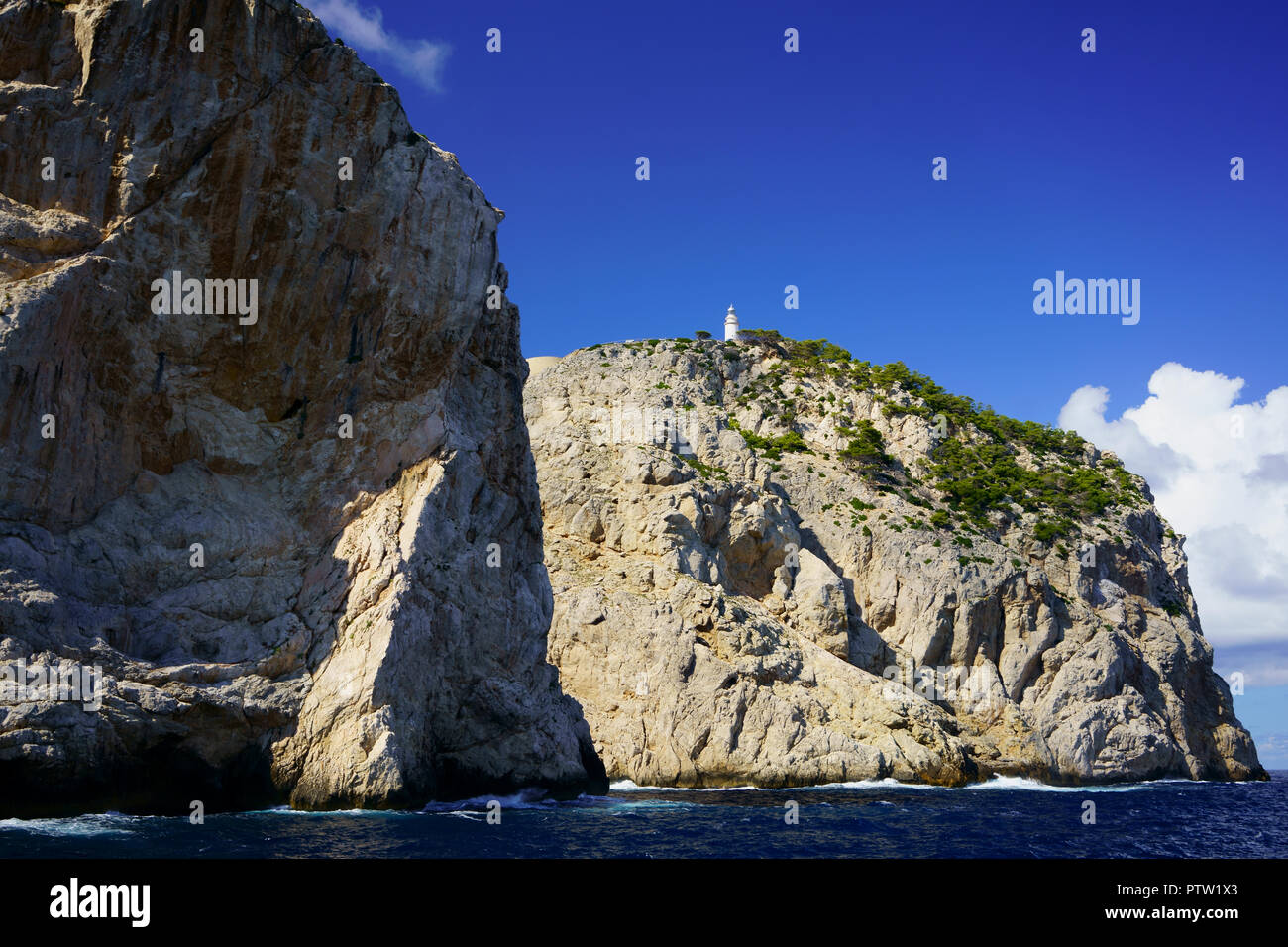 Klippen am Cap de Formentor und die Formentor Leuchtturm, UNESCO-Weltkulturerbe, Mallorca, Balearen, Spanien. Stockfoto