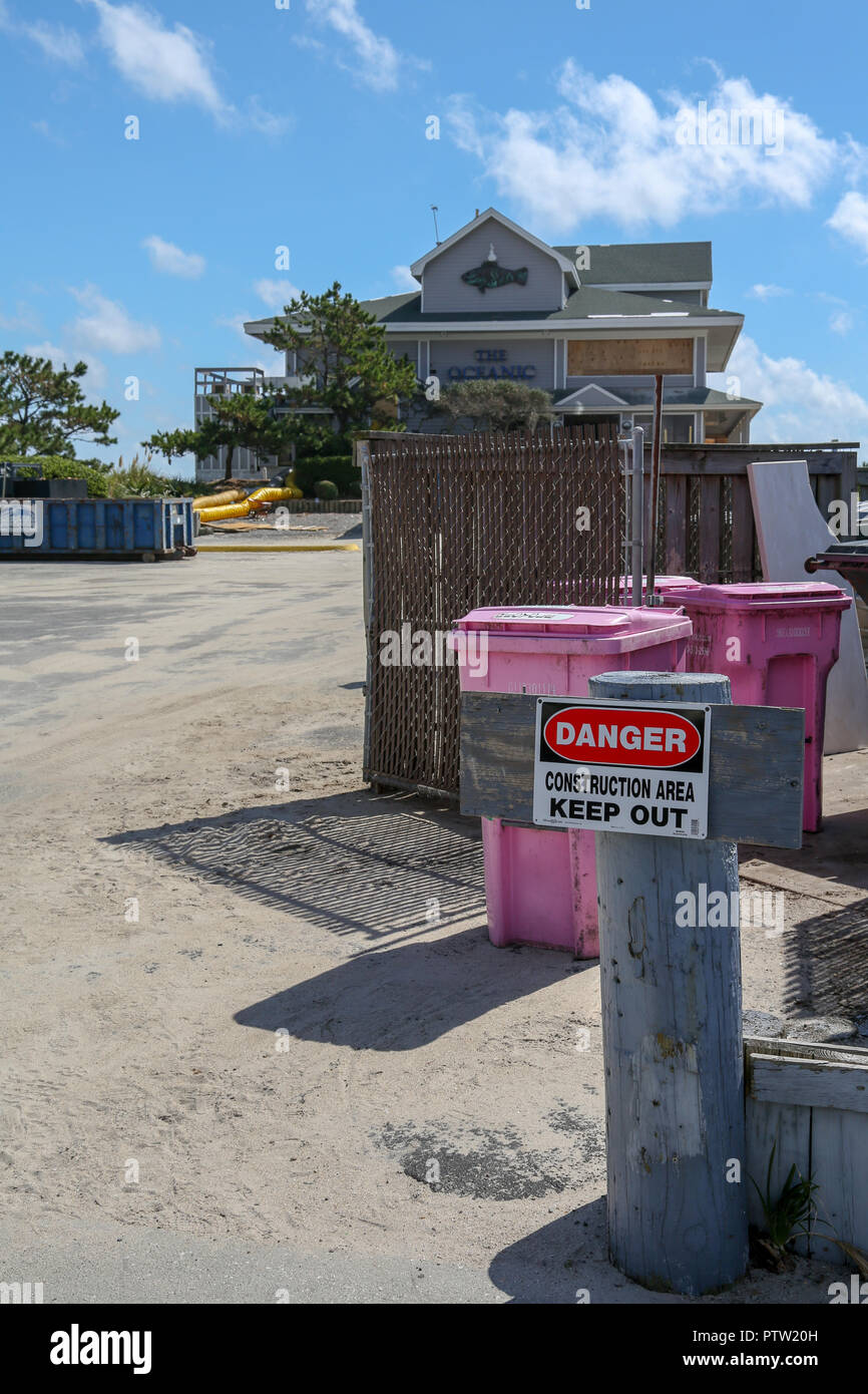 Wrightsville Beach, NC - Oktober 1, 2018: Wochen nach Hurrikan Florenz, dem Ozeanischen Restaurant und Pier bleiben der Öffentlichkeit wie das Gebäude geschlossen. Stockfoto