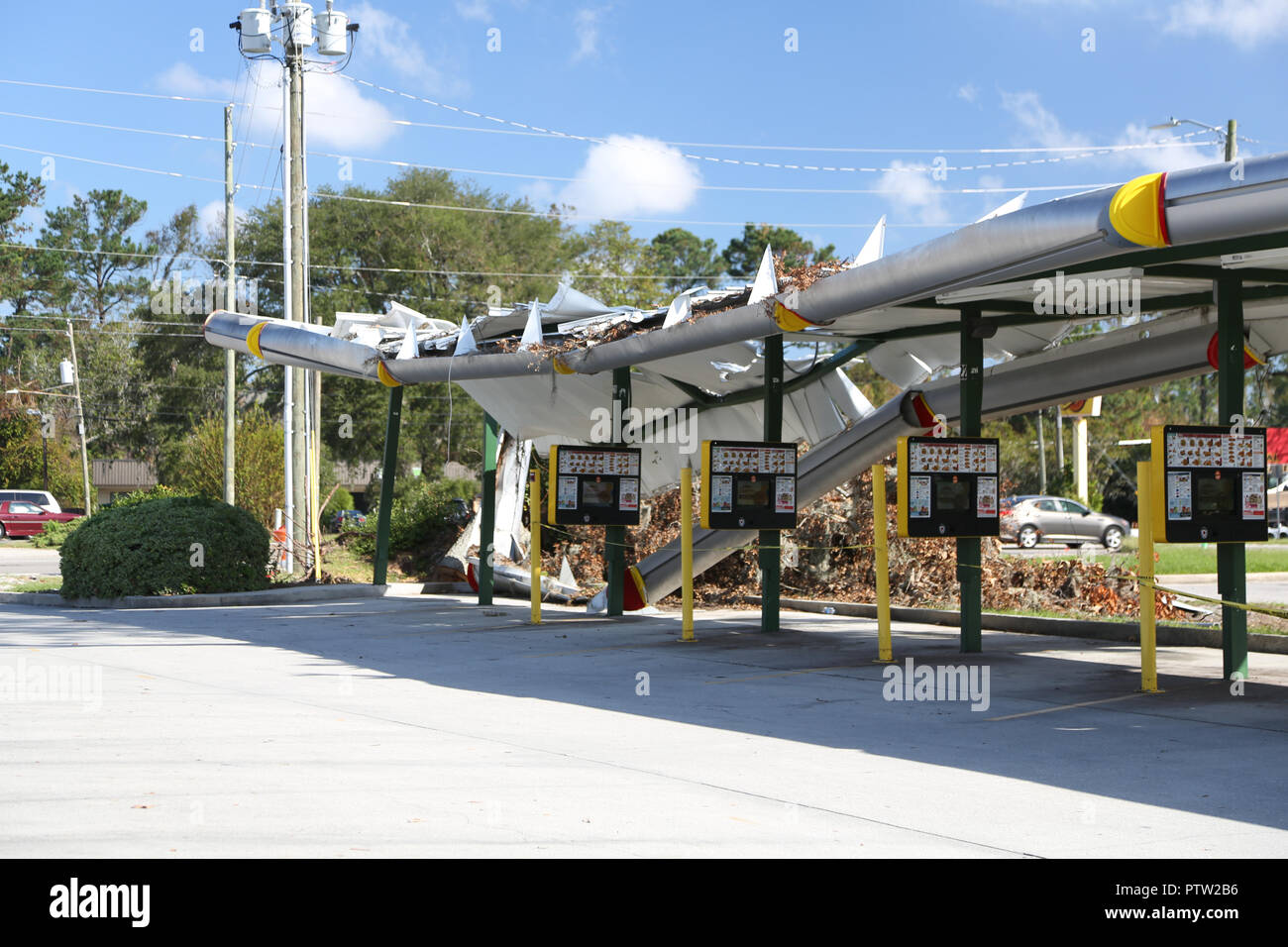 Wilmington, NC - Oktober 1, 2018: Wochen nach Hurrikan Florenz, Wilmington weiterhin ostorm Schäden zu reinigen. Diese Sonic Restaurant verlor seinen aweni Stockfoto