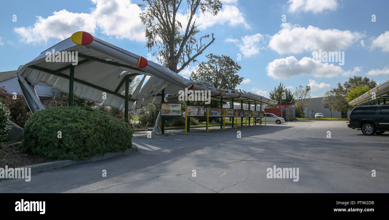 Wilmington, NC - Oktober 1, 2018: Wochen nach Hurrikan Florenz, Wilmington weiterhin ostorm Schäden zu reinigen. Diese Sonic Restaurant verlor seinen aweni Stockfoto