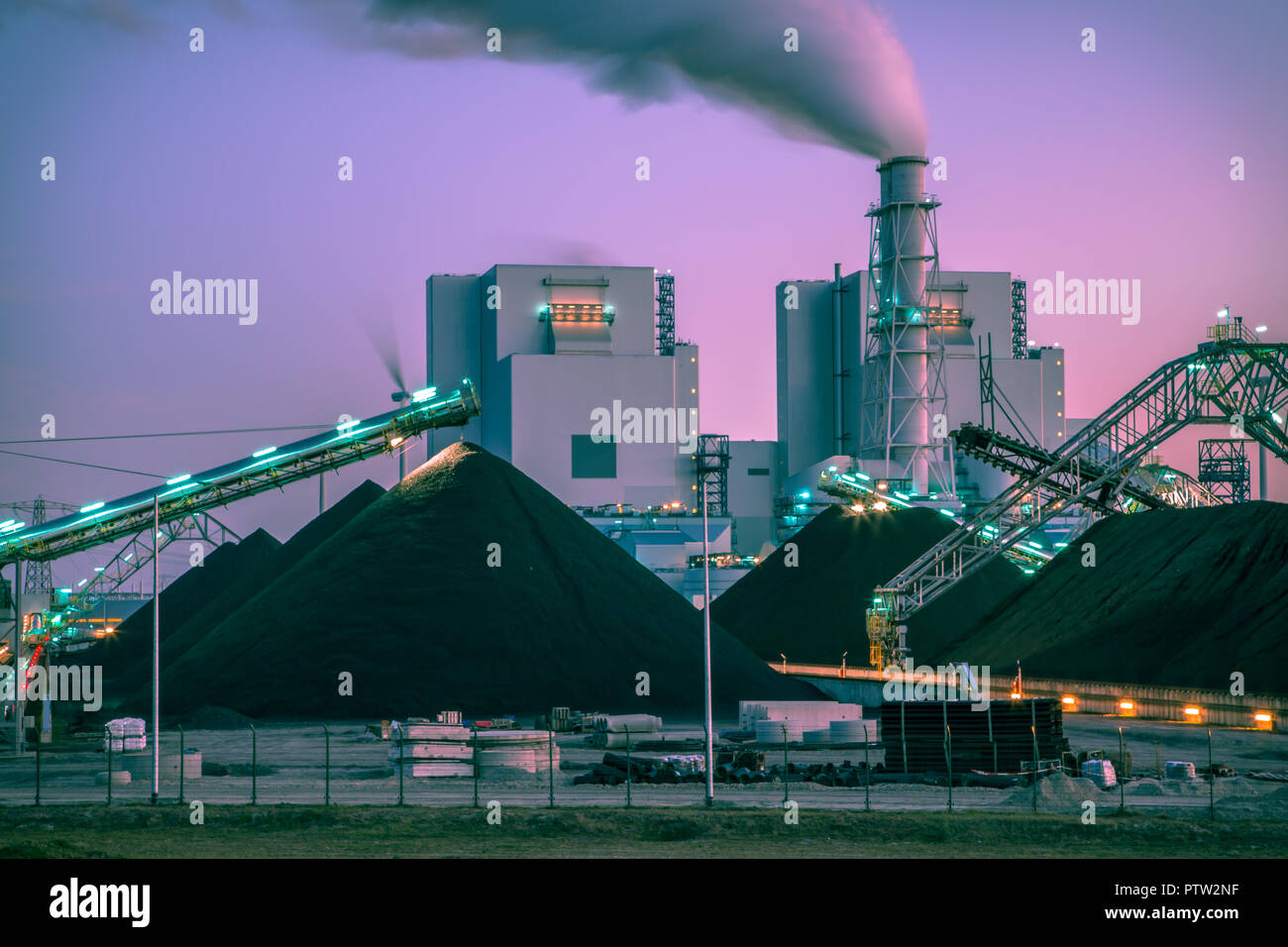 Kohle eine wichtige Rolle in der Stromerzeugung weltweit zu spielen. Obwohl moderne Anlagen wesentlich effizienter als zuvor, es ist immer noch ein sehr Umfrage Stockfoto
