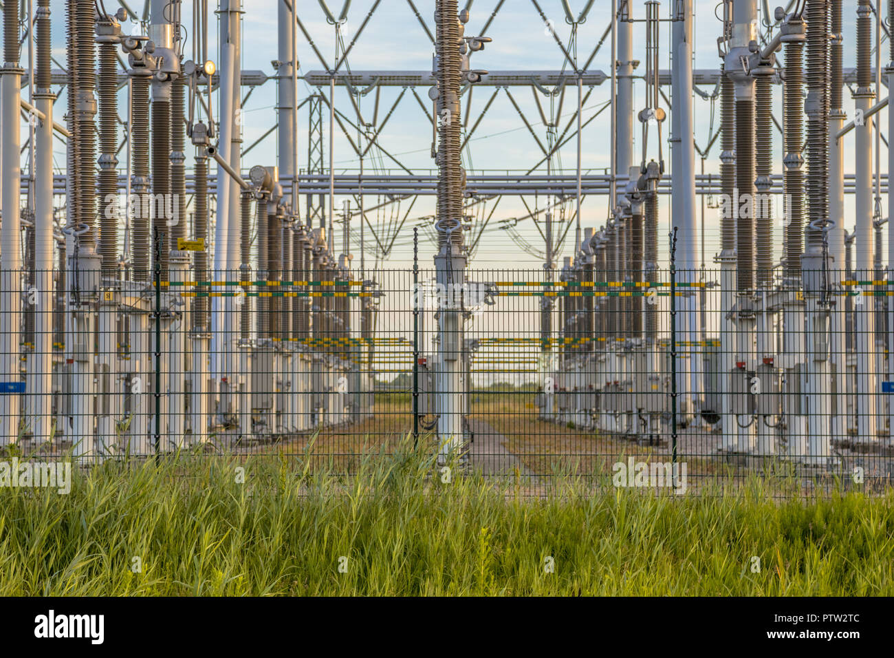 Moderne high voltage Transformation power station für elektrische Industrie mit mehreren Transformatoren und Isolatoren Stockfoto