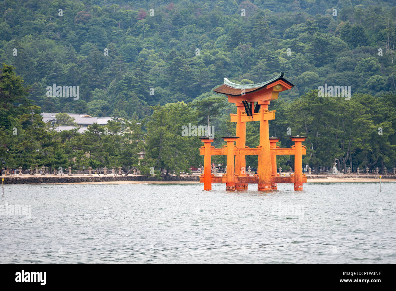 Die 'Itsukushima Jinja' Schrein schwimmende Torii Tor vor der Küste der Insel Miyajima, Hatsukaichi Stadt, Präfektur Hiroshima, Japan Stockfoto