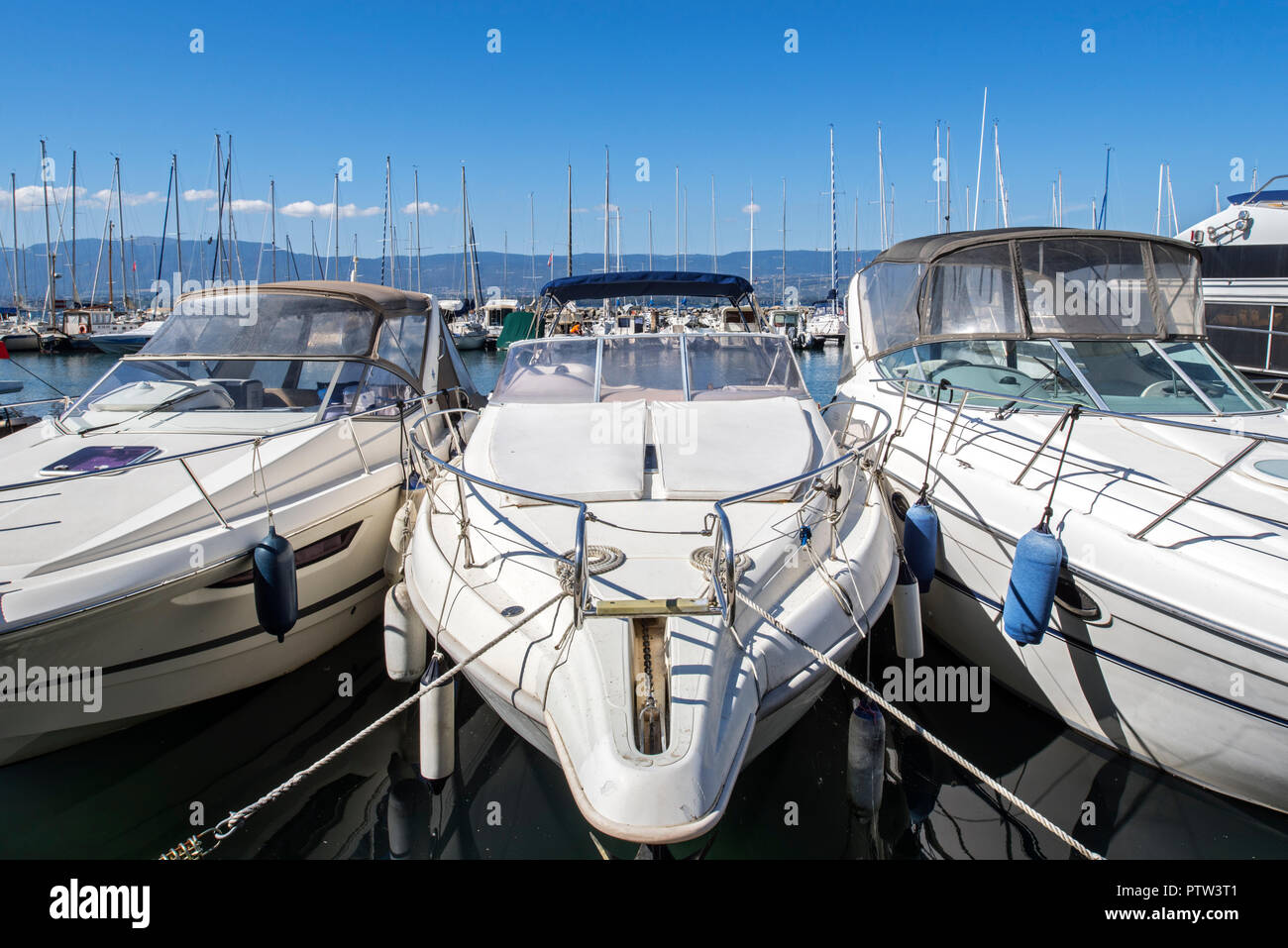 Motorboote, Segelboote und Yachten in der Marina günstig bei Yvoire entlang dem Genfer See/Lac Léman, Haute-Savoie, Frankreich Stockfoto