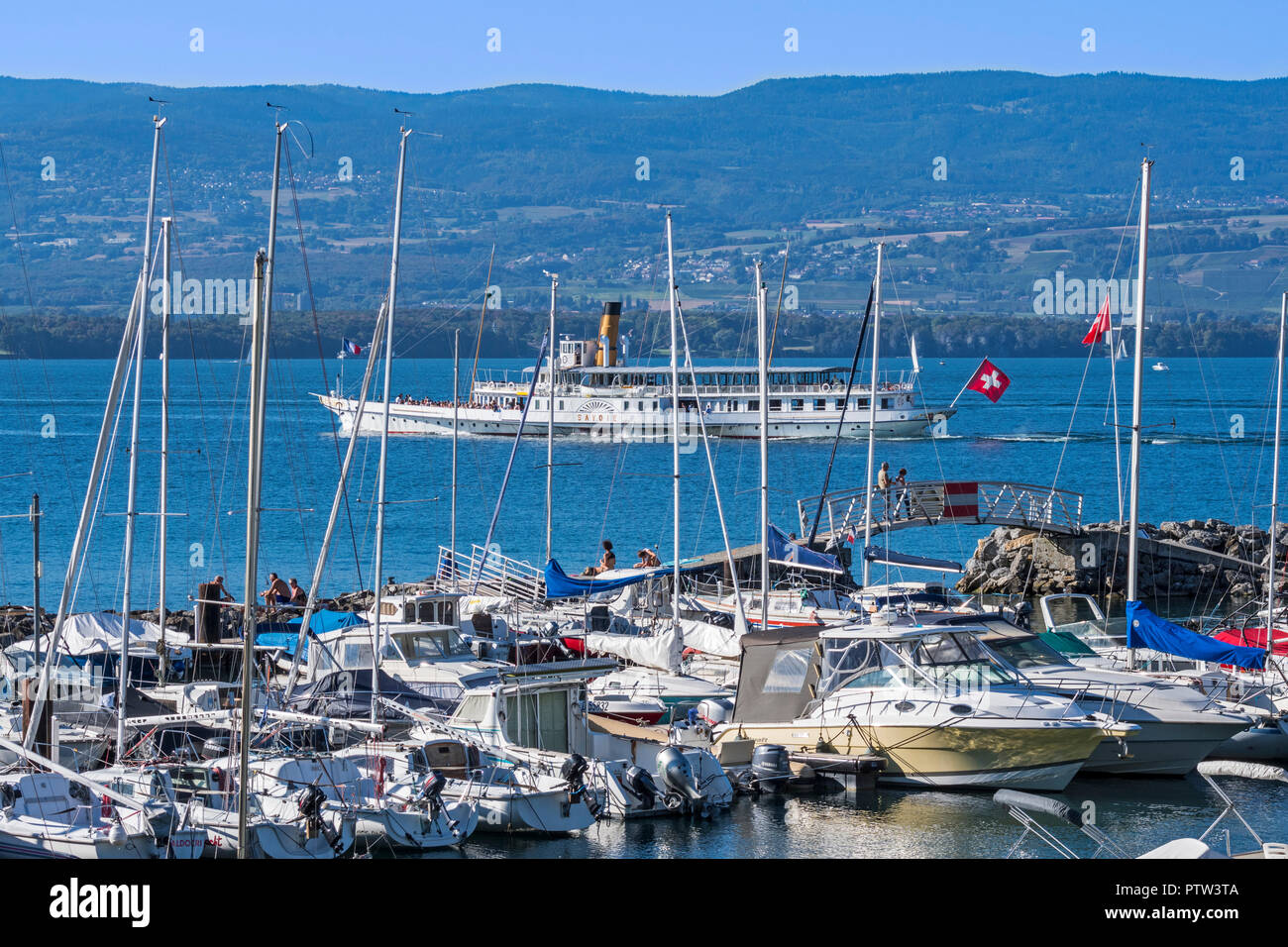 Swiss Historic Belle Epoque paddle steamboat Savoie und Segeln Yachten in der Marina auf der Yvoire entlang dem Genfer See/Lac Léman, Haute-Savoie, Frankreich Stockfoto