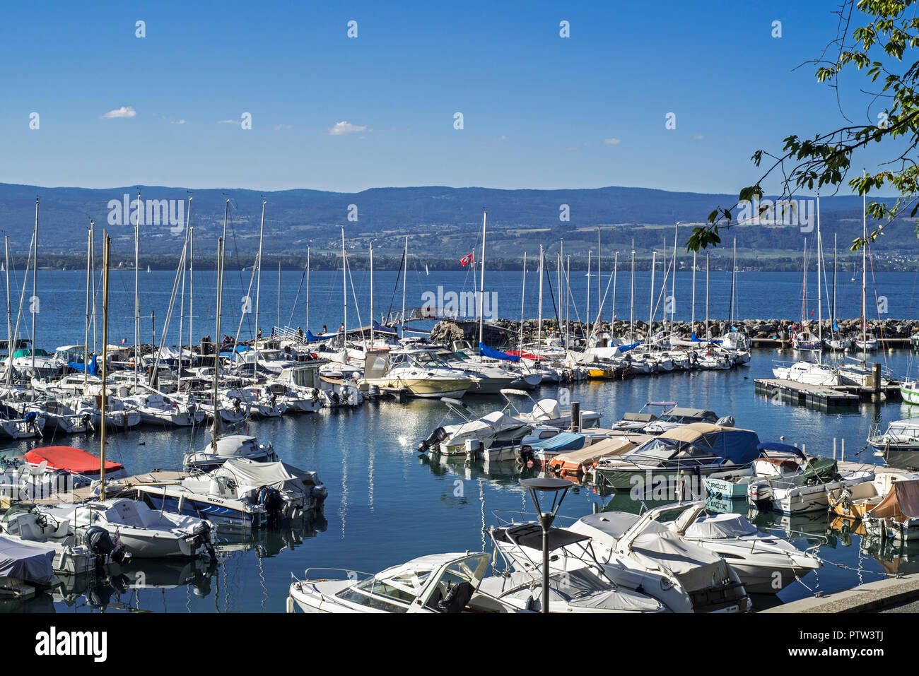 Motorboote, Segelboote und Yachten in der Marina günstig bei Yvoire entlang dem Genfer See/Lac Léman, Haute-Savoie, Frankreich Stockfoto