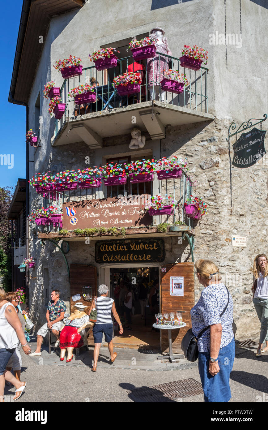 Touristen vor dem Crystal shop Cristallerie Atelier Hubert im mittelalterlichen Dorf Yvoire entlang dem Genfer See/Lac Leman, Haute-Savoie, Frankreich Stockfoto