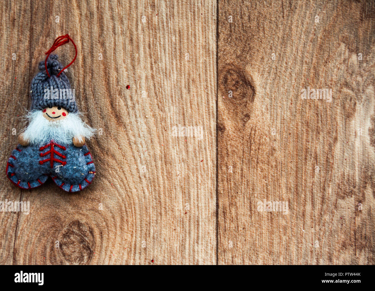 Kleine Süße Weihnachten Elf auf einer hölzernen Hintergrund Stockfoto