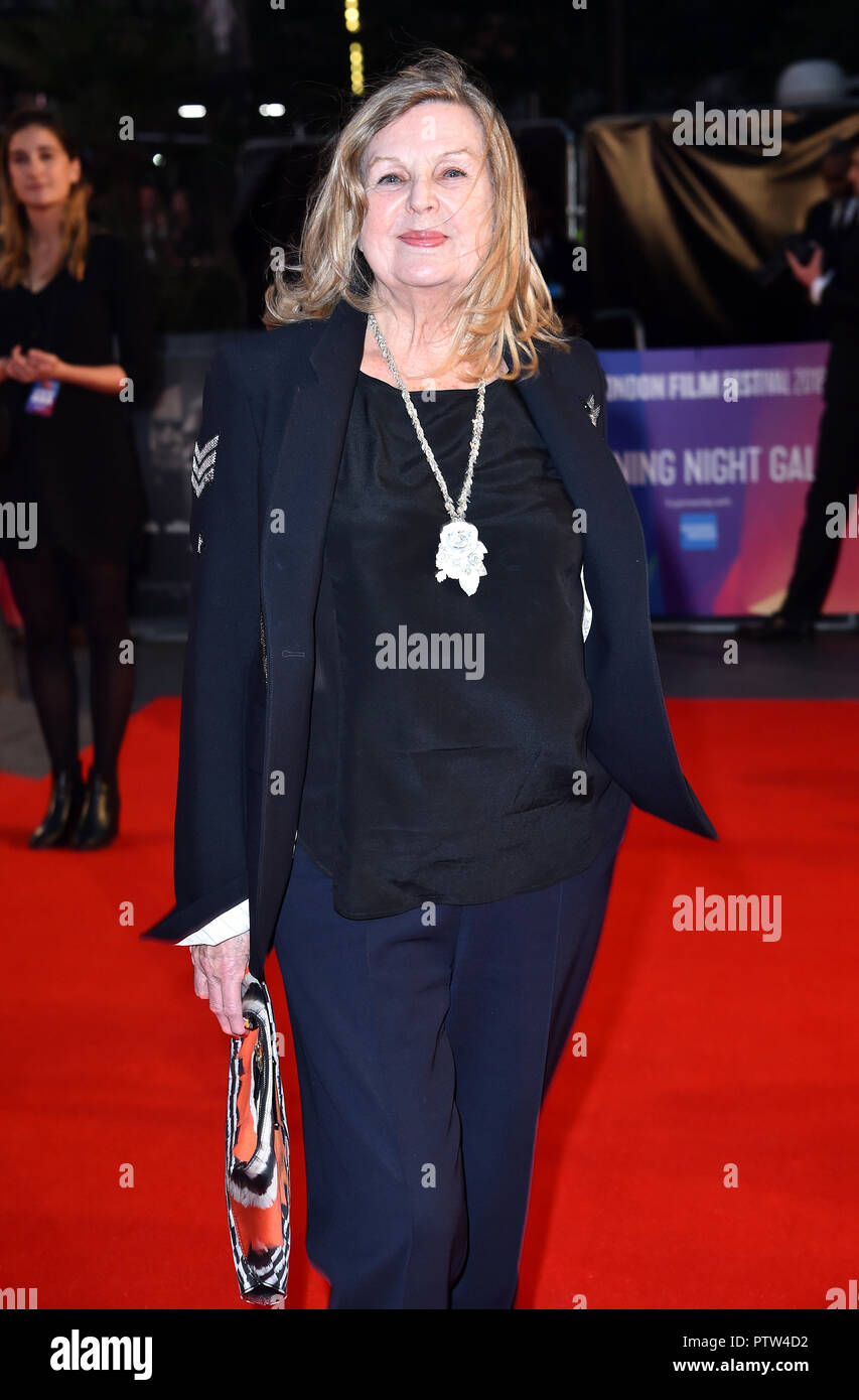 Ann Mitchell anreisen, für die 62 BFI London Film Festival Opening Night Gala Screening von Witwen im Odeon Leicester Square, London statt. Stockfoto