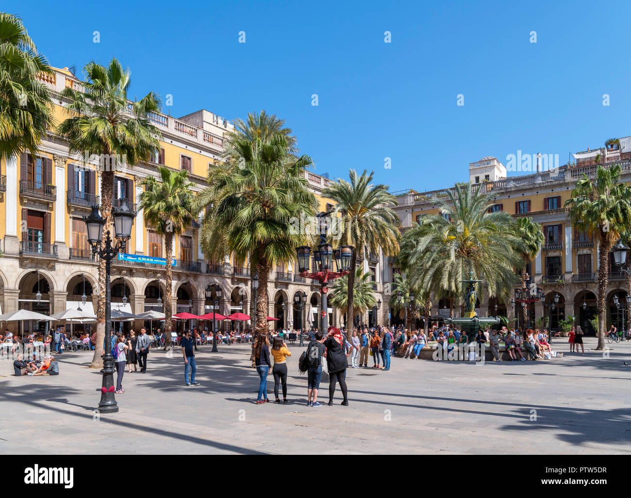 Plaça Reial in Barcelona. Cafés, Bars und Restaurants auf der Plaça Reial (Plaza Real), Barri Gotic, Barcelona, Katalonien, Spanien. Stockfoto