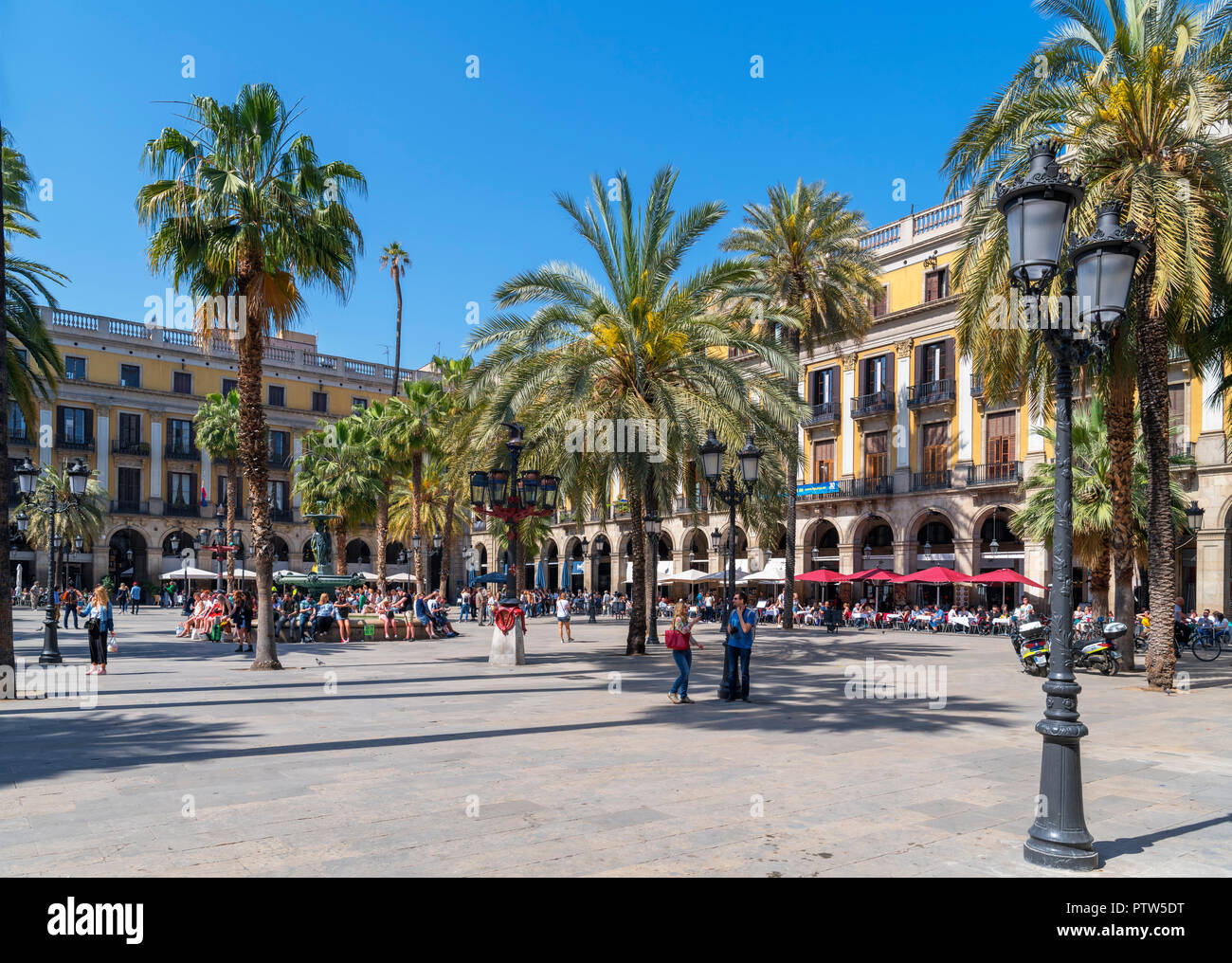 Plaça Reial in Barcelona. Cafés, Bars und Restaurants auf der Plaça Reial (Plaza Real), Barri Gotic, Barcelona, Katalonien, Spanien. Stockfoto