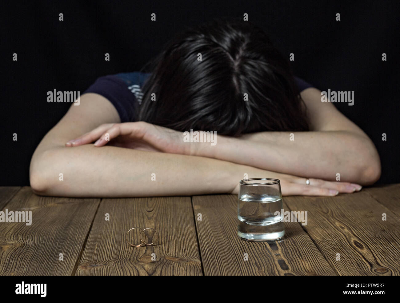 Betrunkene Madchen Und Alkohol Auf Einem Holzernen Hintergrund Hochzeit Ringe Auf Einem Tisch Scheidung Der Ehe Stockfotografie Alamy