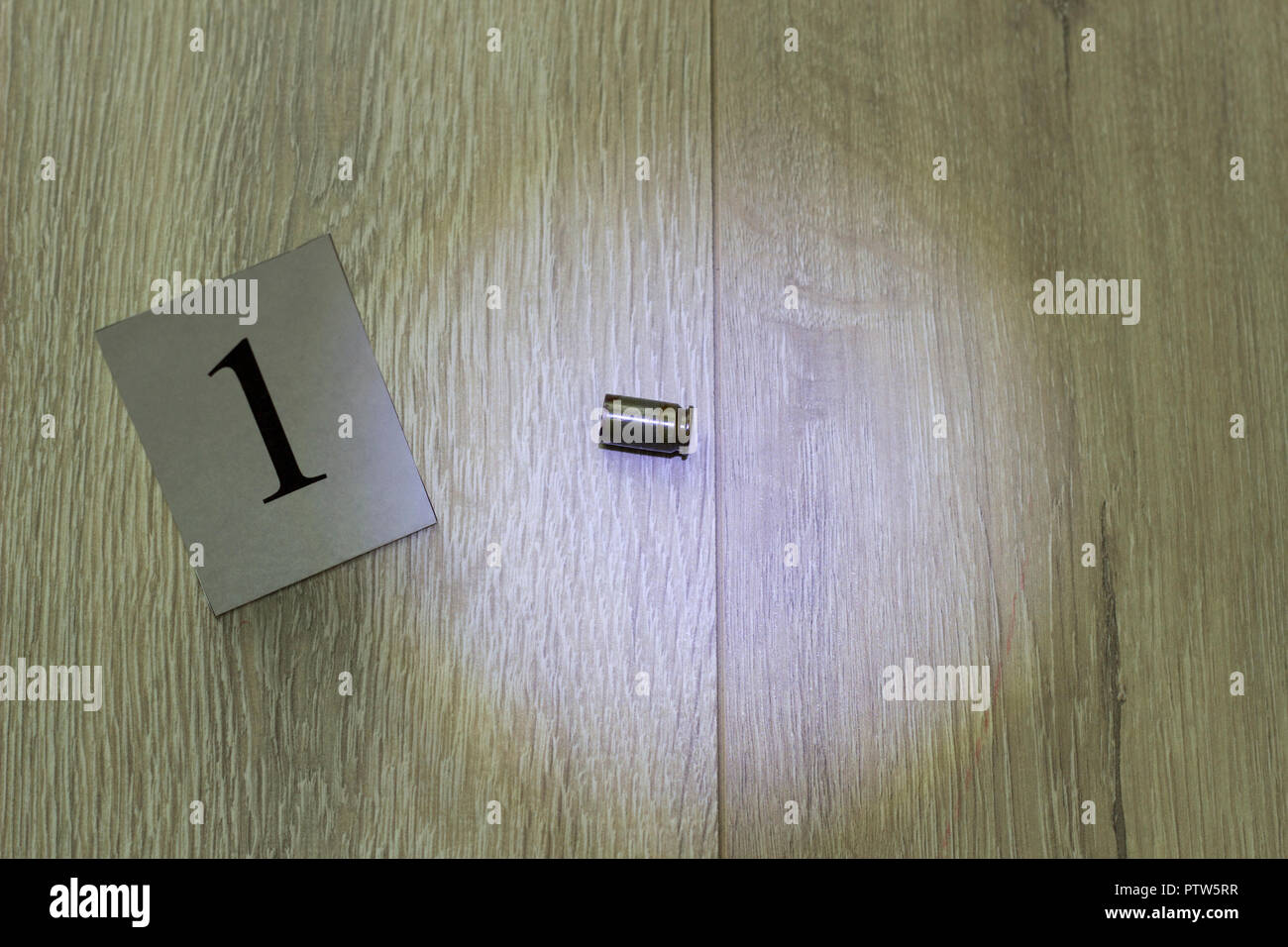 Bei der Patrone liegt auf dem Boden, der Mord, die wichtigsten Beweise, ein Close-up Stockfoto