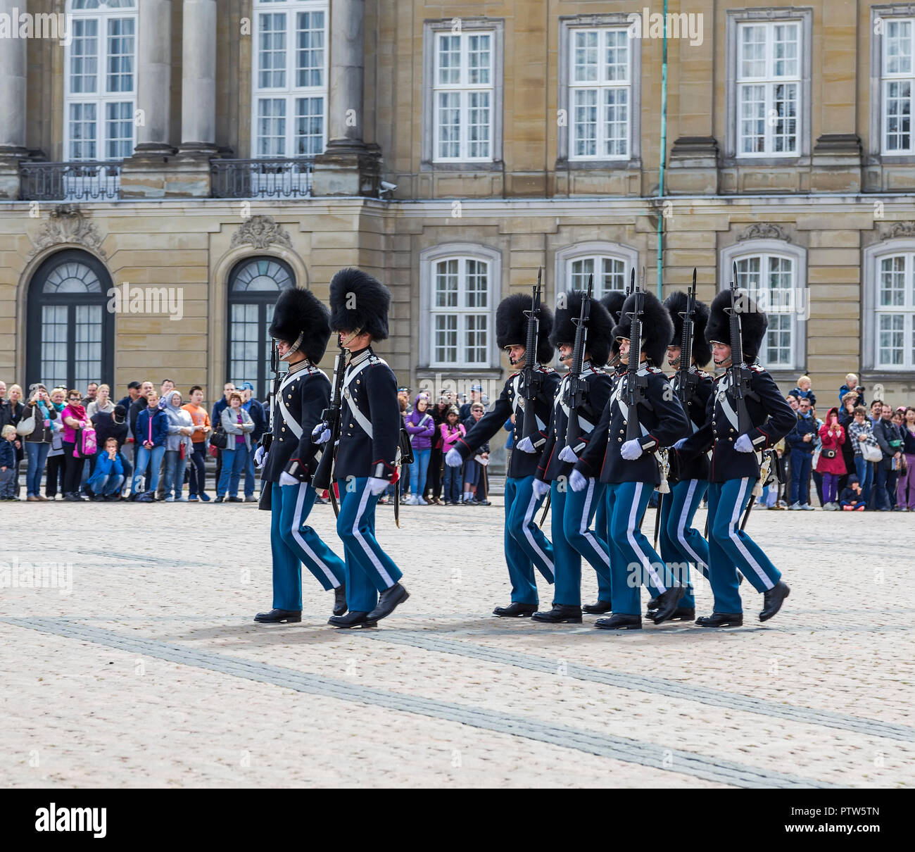 Kopenhagen, Dänemark - 14 August 2013: Wachablösung im Königlichen Palast in Kopenhagen. Dänemark Stockfoto
