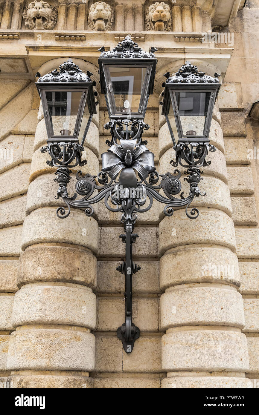 Dekoratives Gusseisen Lampe an der Wand des Dresdner Schlosses. Deutschland Stockfoto
