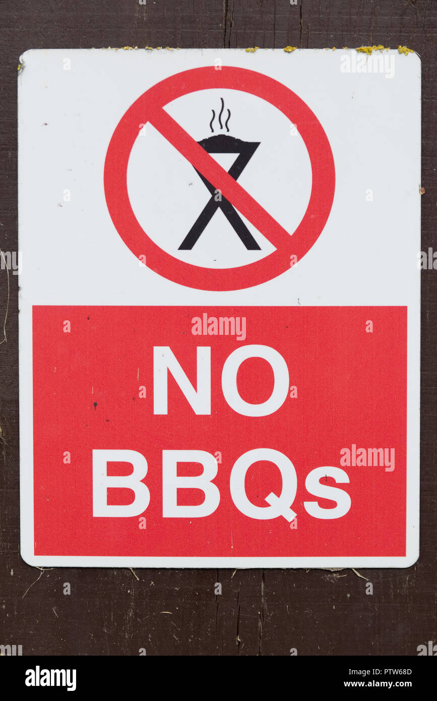 Keine Grillen melden weißer Text auf rotem Hintergrund mit Grill Symbol auf dem roten Kreis. Stockfoto