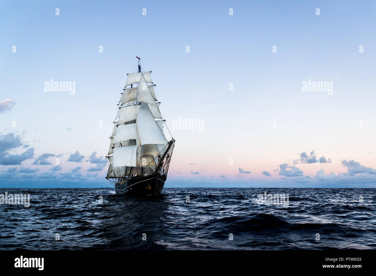 Deutsche brig Roald Amundsen Segeln auf dem Atlantik bei Sonnenuntergang Stockfoto