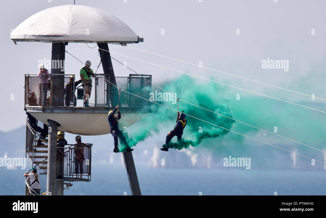 Zwei Mitglieder des Tiger Freefall Fallschirm display Team erleben den Nervenkitzel des Weltersten Pier Drahtseil in Bournemouth zu Ufer Stockfoto