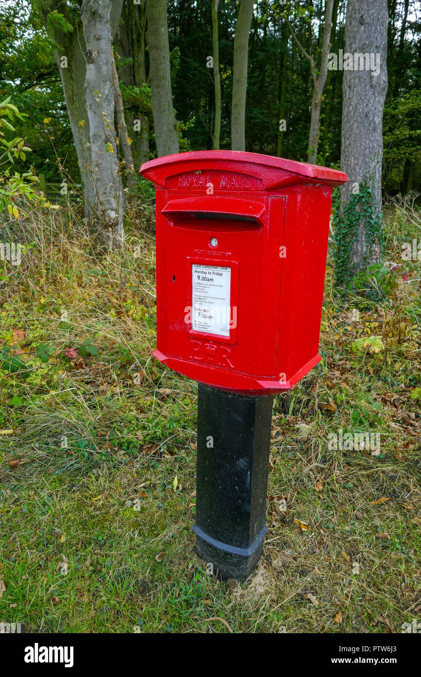 Rot Deutsch postbox auf Post im Wald, auf dem Land, Catterick, North Yorkshire, Großbritannien Stockfoto