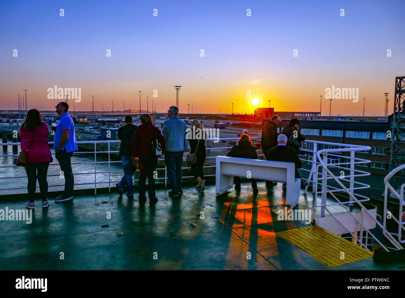 Passagiere auf dem Deck der Stolz der Rumpf der Anschluss aus einer Fähre bei Sonnenuntergang gesehen, Zeebrugge Hafen, Belgien, Stockfoto