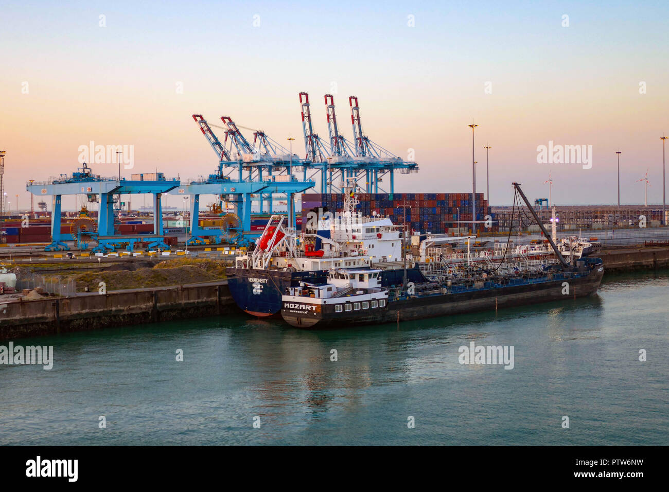 Tanker Gastanker,, Kräne und Schiffe in den Hafen, Hafen, von der Fähre bei Sonnenuntergang gesehen, Zeebrugge Hafen, Belgien, Stockfoto