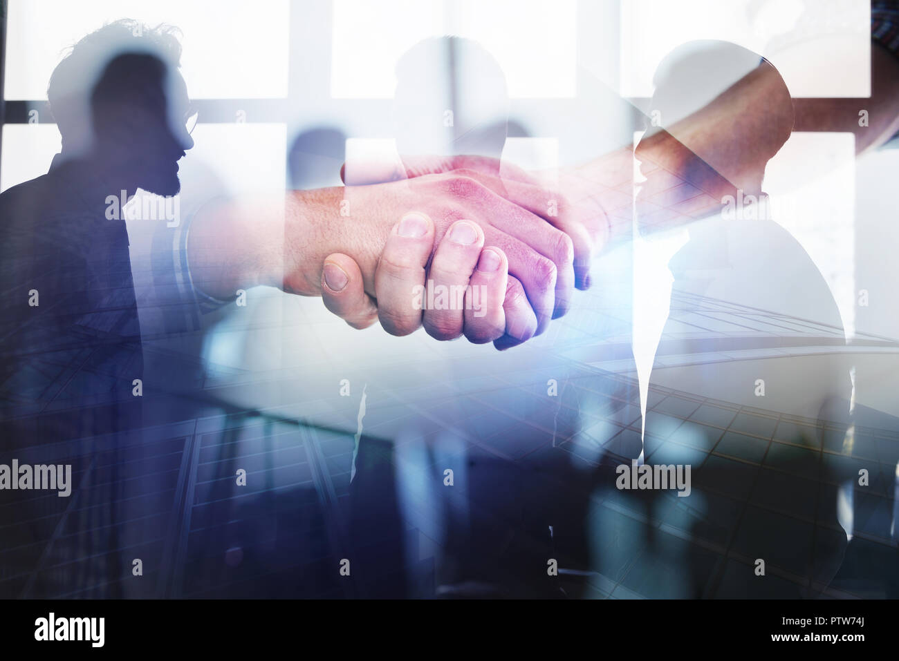 Handshaking business Person im Büro. Konzept der Teamarbeit und Partnerschaft. Double Exposure Stockfoto